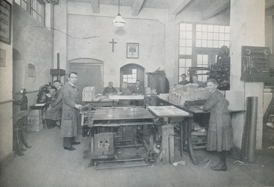 716303 Interieur van de Lumax, katholieke vakbondsdrukkerij en uitgeverij (Ondiep 6) te Utrecht: de expeditie.